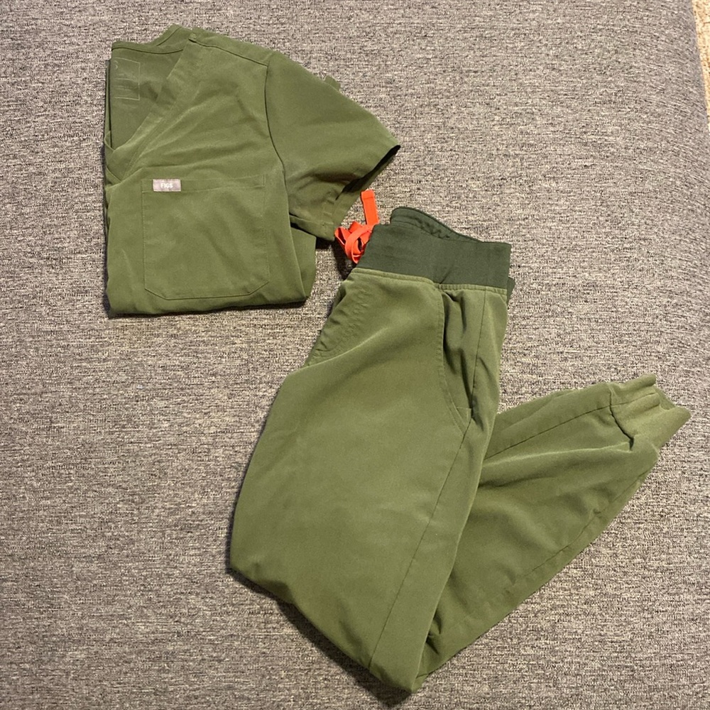 XS|XSP FIGS Catarina One Pocket and Zamora Joggers Scrub Set